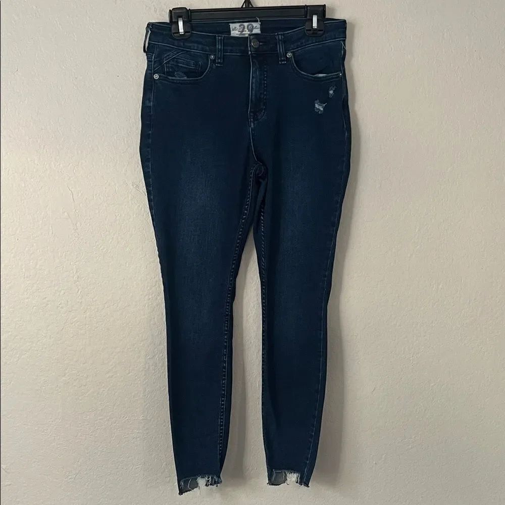 We The Free Curvy Raw Hem Distressed Cropped Ankle Skinny Jeans in Size 29